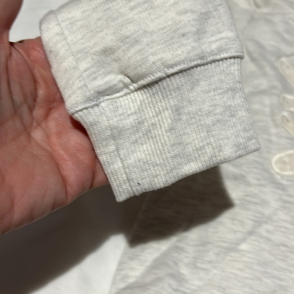 Novogratz kids 5/6 oatmeal sweatshirt 3D snowflake emblem ruffled hemline nwot - Picture 4 of 9